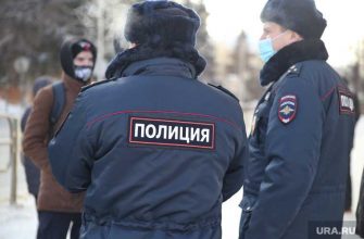 Петербург ударил полицейского по лицу