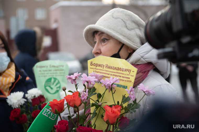 Возложение цветов к памятнику Б.Н. Ельцину. Екатеринбург
