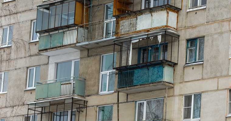 Челябинская область Сатка смерть алкоголь следственный отдел балкон труп на газоне