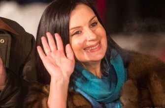 Ведущая Стриженова упала и повредила руку в прямом эфире