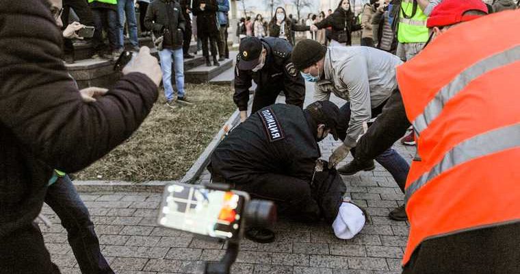 митинги протесты избиение насилие полиция акции Навальный Песков Кремль