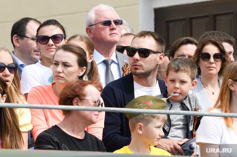 Козицын созвал свердловских VIP на второй за день парад Победы. Фоторепортаж