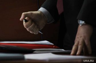 Автобус въехал в остановку