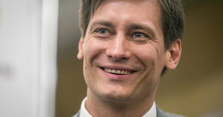 Дмитрий Гудков уехал из России Дмитрий Песков отъезд политиков уголовное дело выборы в госдуму путешествия по миру дело Гудкова кто такой Гудков