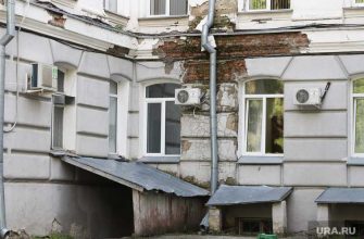 Здание с плесенью